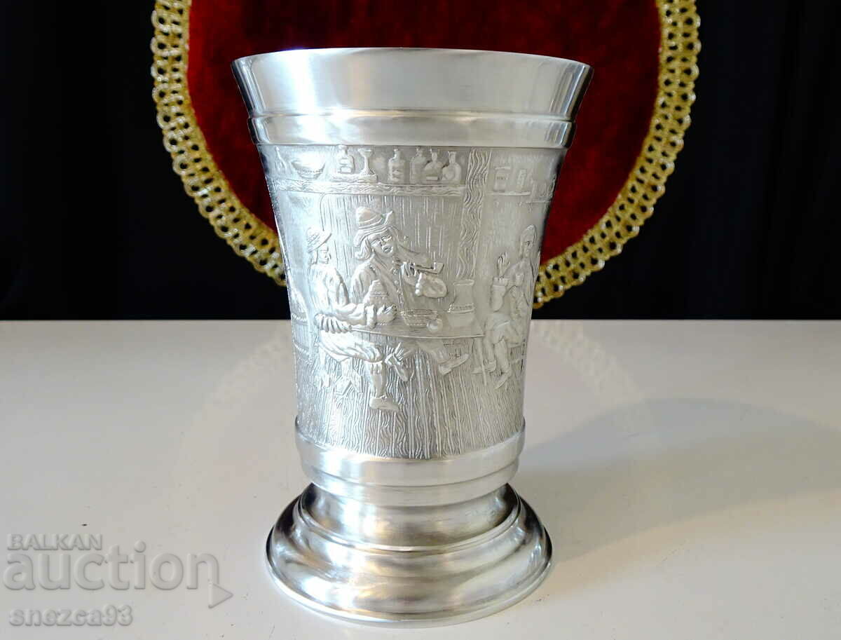 Auction A mug, a pewter goblet with a painting Table. Auction A mug, a pewter goblet with a painting Table.