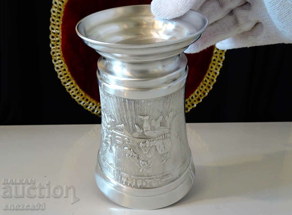 A mug, a pewter goblet with a painting Table. - 5 A mug, a pewter goblet with a painting Table. - 5