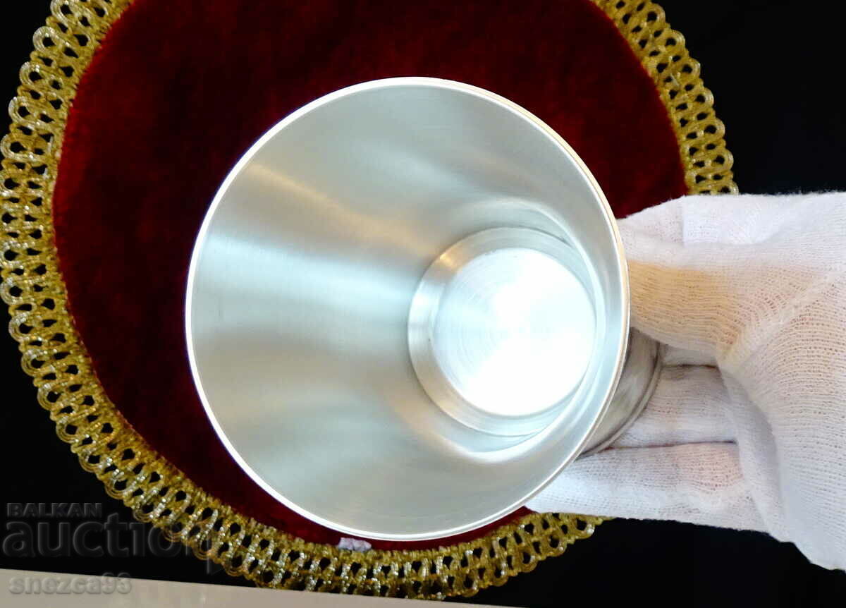 A mug, a pewter goblet with a painting Table. - 6 A mug, a pewter goblet with a painting Table. - 6