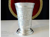 Μια κούπα, μια κούπα από κασσίτερο με πίνακα ζωγραφικής.