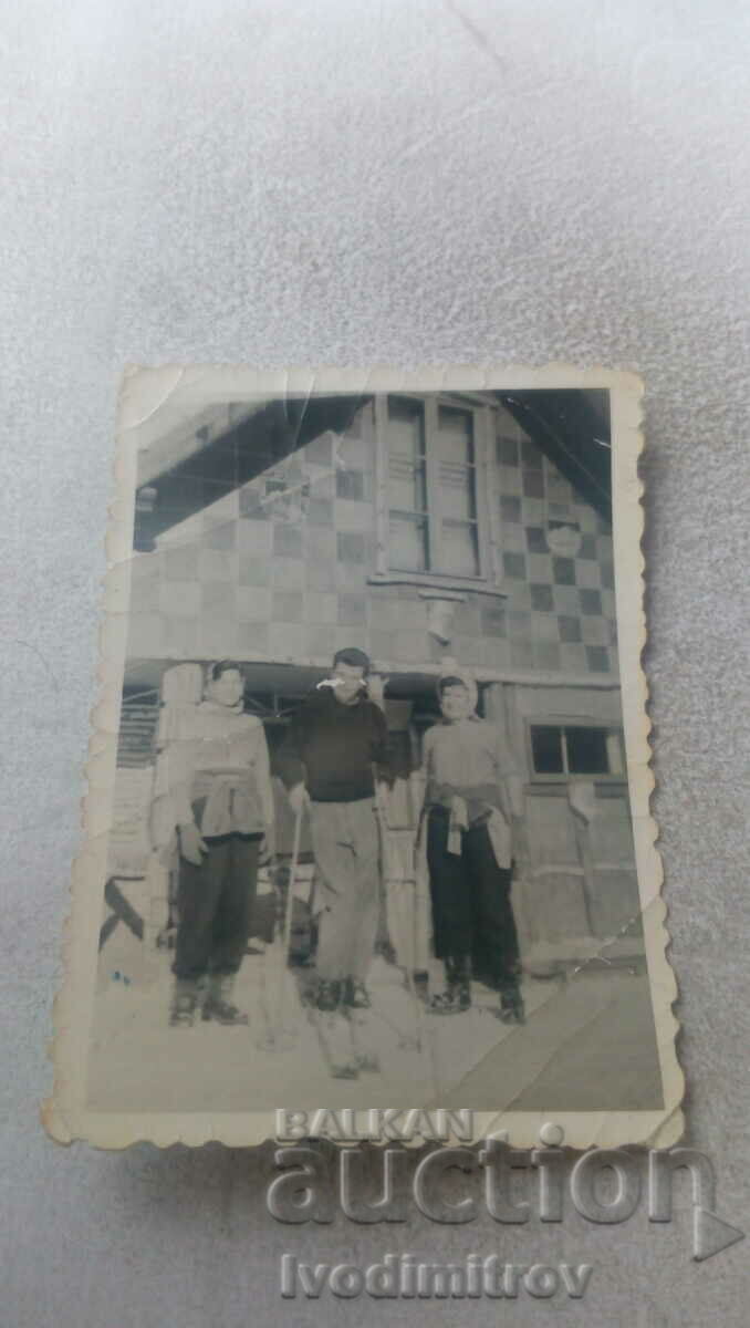Fotografie Vitosha Un bărbat pe schiuri și două femei în fața cabanei Fonfon 1961