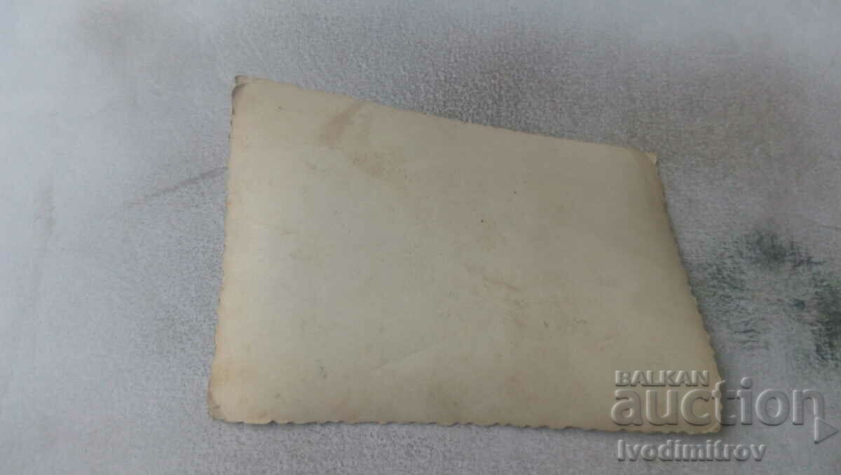 Foto Bărbați, femei și bebeluși cu preț 0.75 BGN | € 0.38 Foto Bărbați, femei și bebeluși cu preț 0.75 BGN | € 0.38