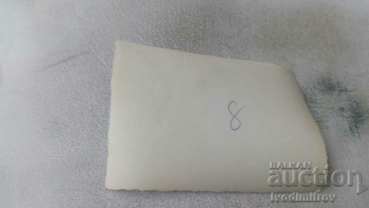 Φωτογραφία Δύο νεαροί άνδρες και ένα κορίτσι με τιμή 0.65 BGN | € 0.33 Φωτογραφία Δύο νεαροί άνδρες και ένα κορίτσι με τιμή 0.65 BGN | € 0.33