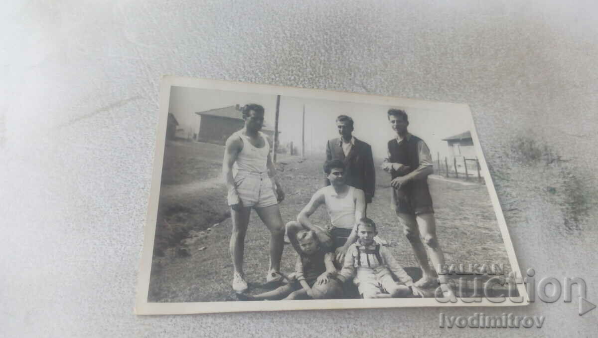Photo Four men and two children