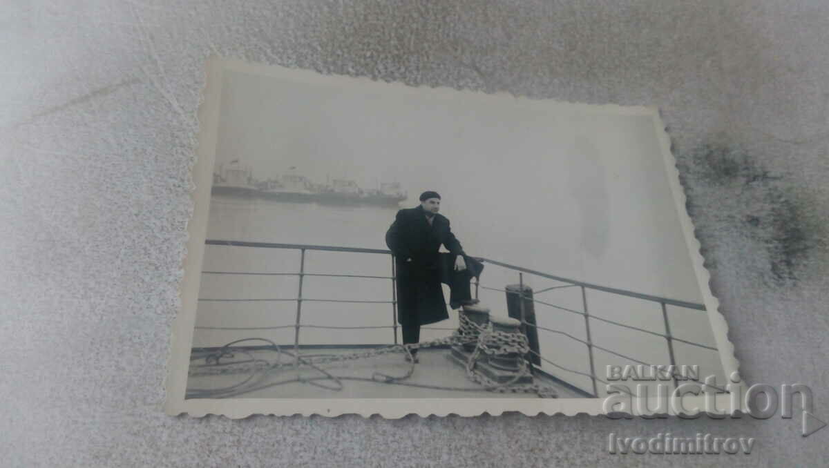 Снимка Лом Мъж на пристана 1961