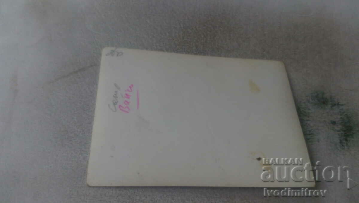 Foto Trei bărbați pe dig cu preț 0.75 BGN | € 0.38 Foto Trei bărbați pe dig cu preț 0.75 BGN | € 0.38