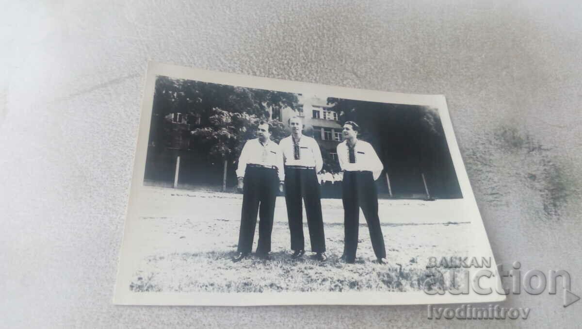 Foto Trei bărbați