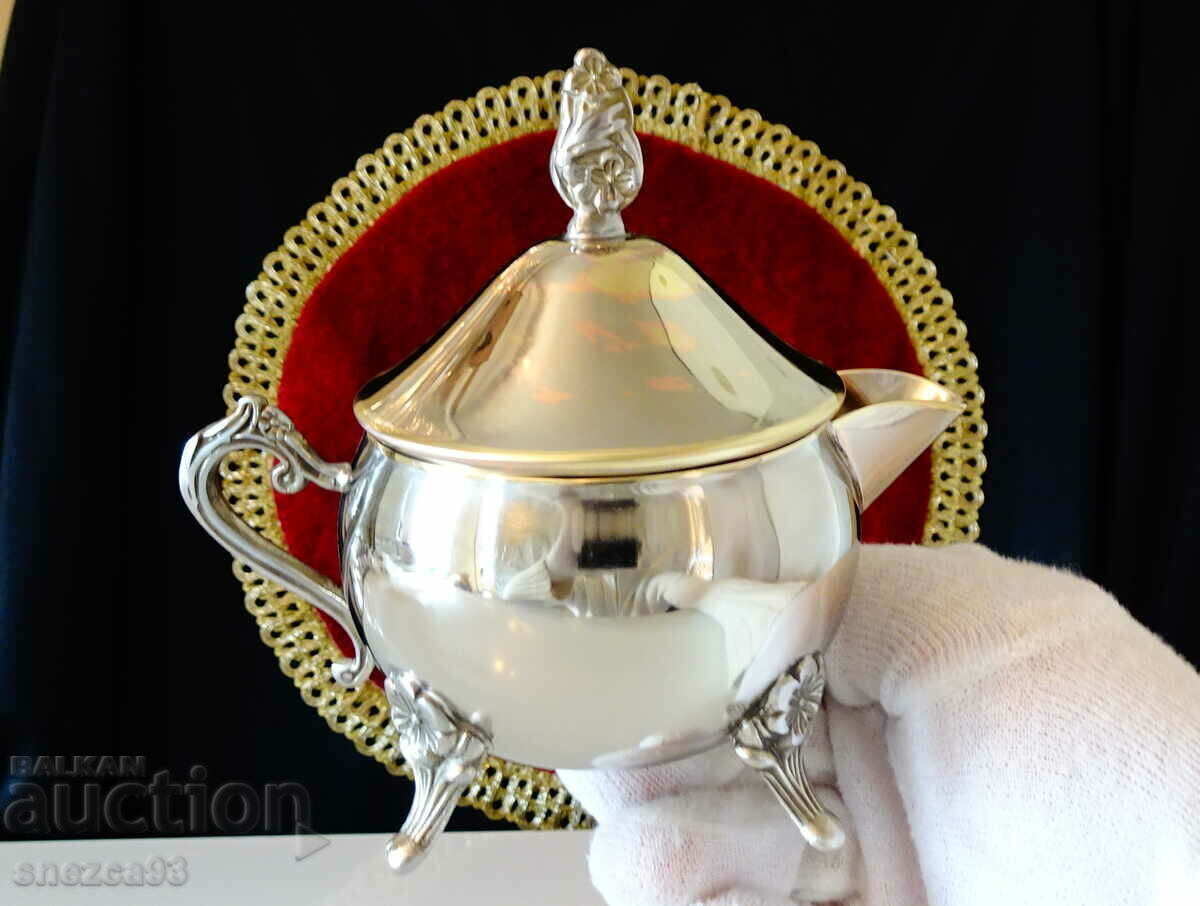 Ασημένια κανάτα, σαλτσιέρα με καπάκι, μπρούτζος, επιχρύσωση με τιμή 29.00 BGN | € 14.83 Ασημένια κανάτα, σαλτσιέρα με καπάκι, μπρούτζος, επιχρύσωση με τιμή 29.00 BGN | € 14.83