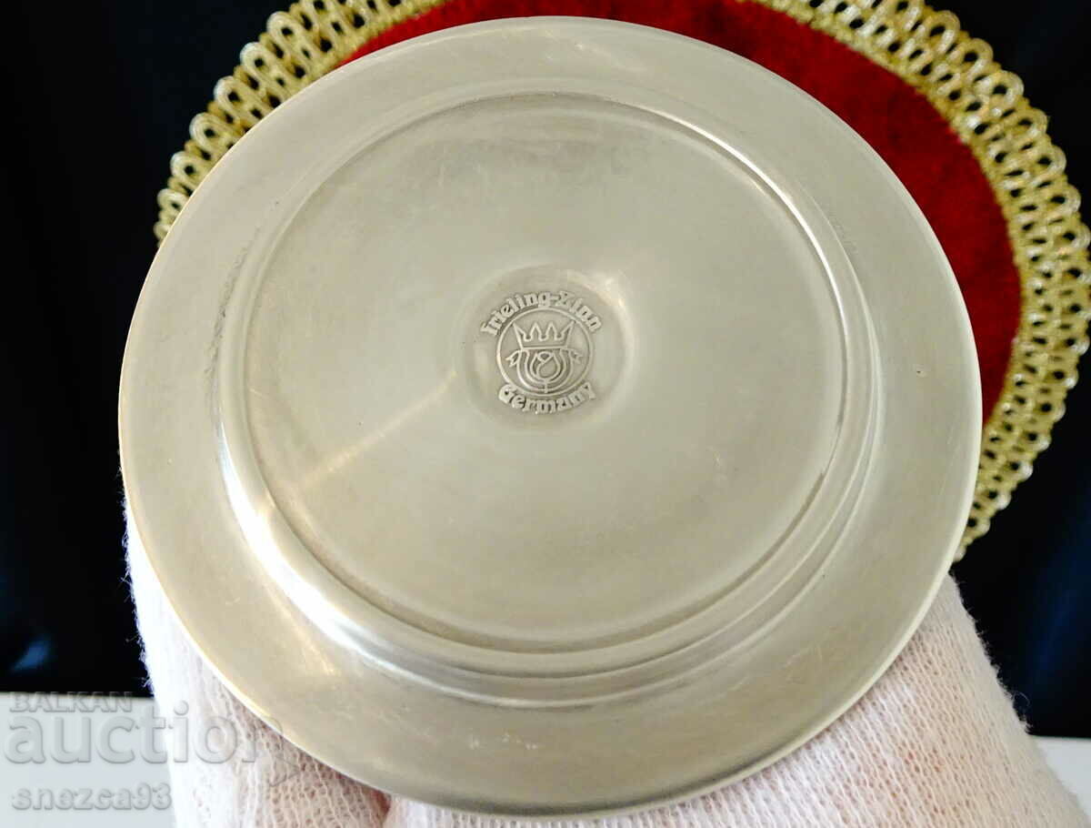 Pewter plate, Lindenwirtin series. with price 10.00 BGN | € 5.11 Pewter plate, Lindenwirtin series. with price 10.00 BGN | € 5.11