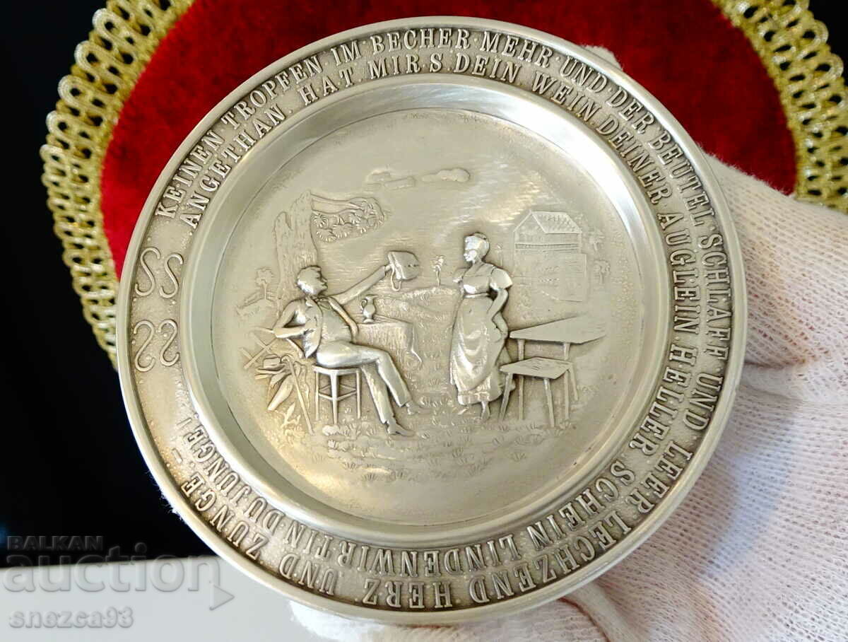 Auction Pewter plate, Lindenwirtin series. Auction Pewter plate, Lindenwirtin series.