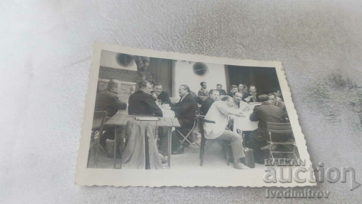 Foto Bărbați la mese într-un restaurant