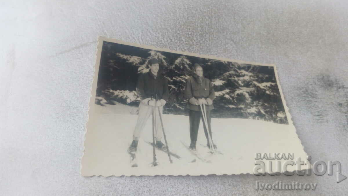 Снимка Двама скиори в планината