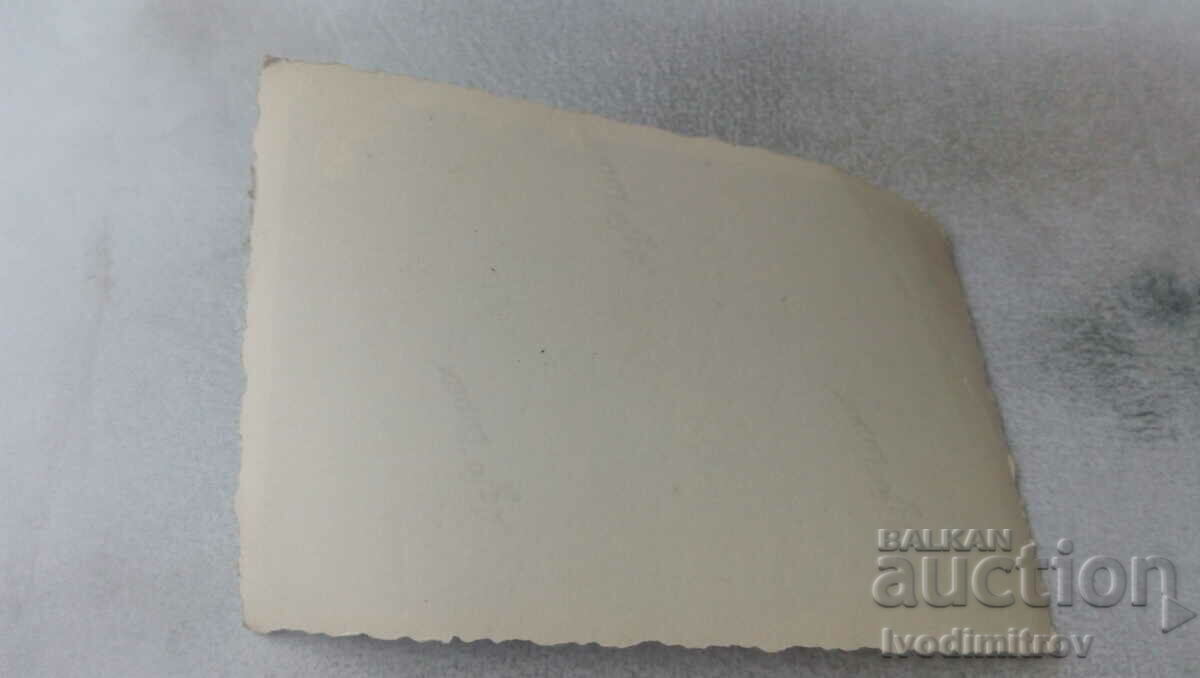 Φωτογραφία Ένας άντρας σε ένα δρομάκι στο πάρκο με τιμή 0.65 BGN | € 0.33 Φωτογραφία Ένας άντρας σε ένα δρομάκι στο πάρκο με τιμή 0.65 BGN | € 0.33