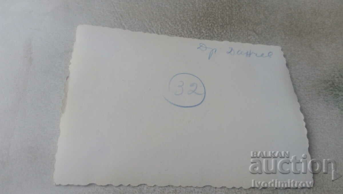 Εικόνα Άνδρες και γυναίκα μπροστά από ένα σιντριβάνι με τιμή 0.65 BGN | € 0.33