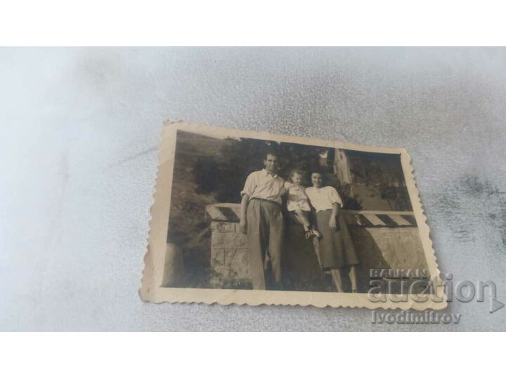 Снимка Мъж жена и малко момиченце Стари снимки Изделия от хартия Balkanauction