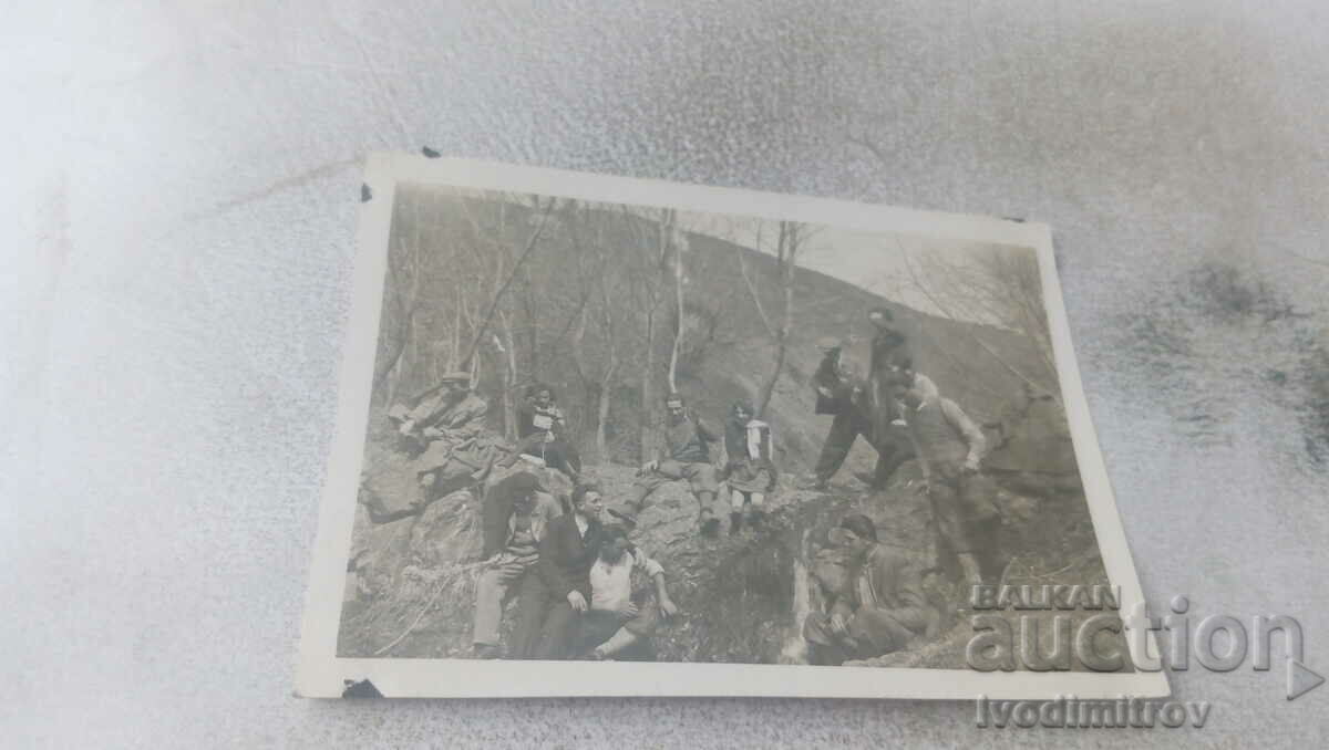 Fotografie Bărbați și femei tinere lângă o mini cascadă