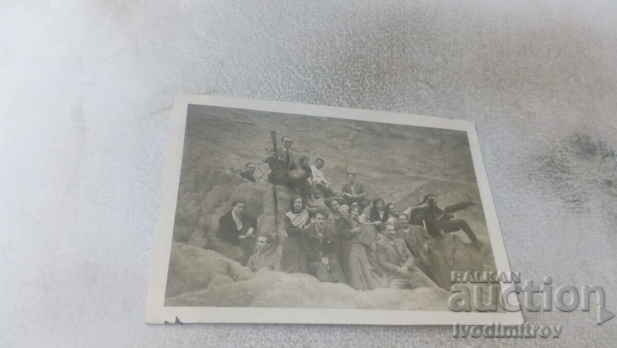 Photo Young men and women on rocks
