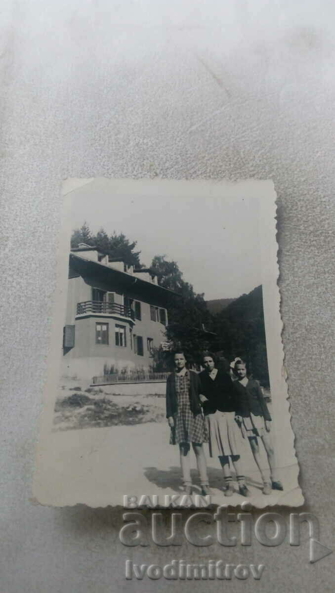 Photo Kostenets Three young girls in front of villas in the resort