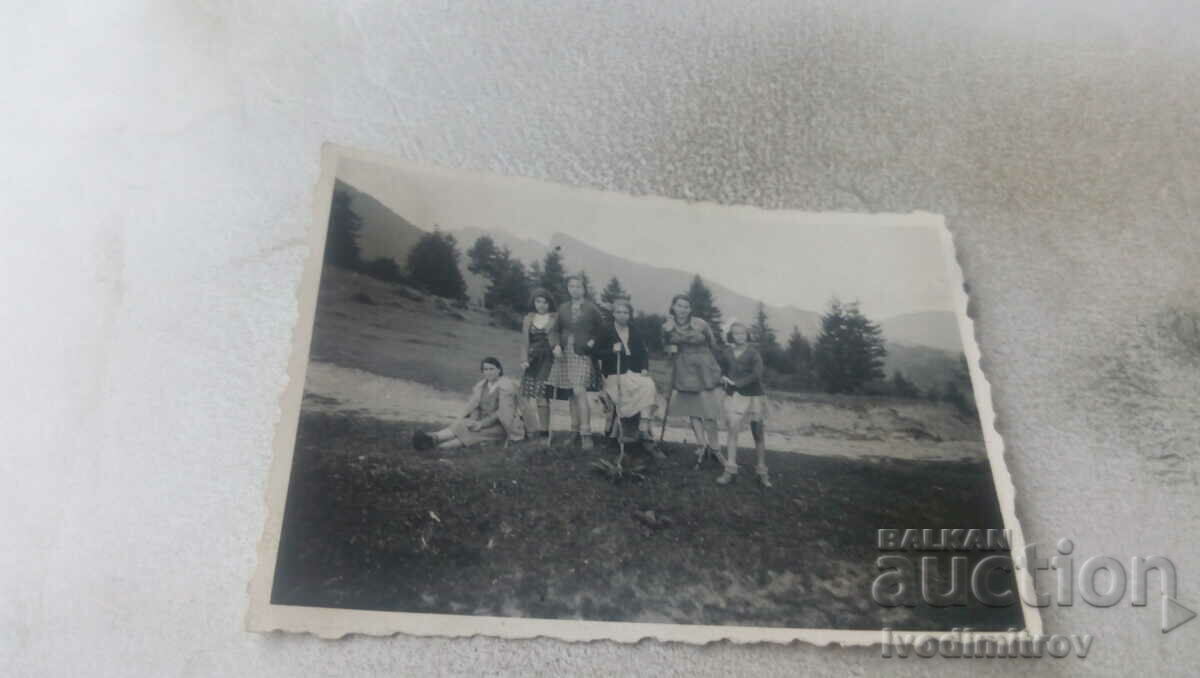 Снимка Жени и млади момичета на разходка на Витоша 1941