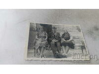Φωτογραφία Σοφία Ένας άνδρας και δύο γυναίκες σε ένα παγκάκι στον κήπο της πόλης