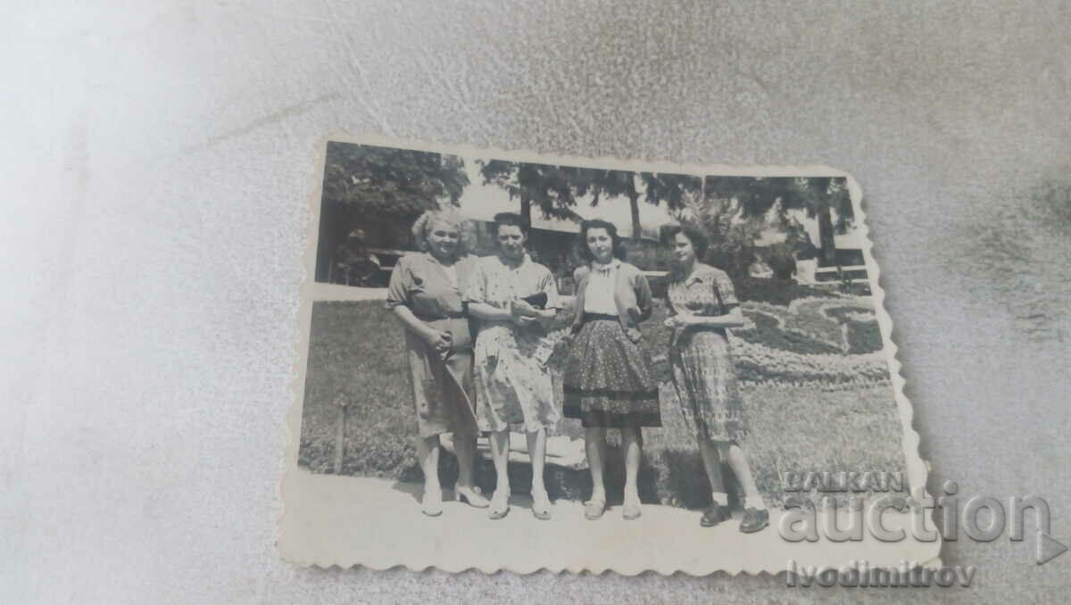 Снимка Четири млади жени в парка