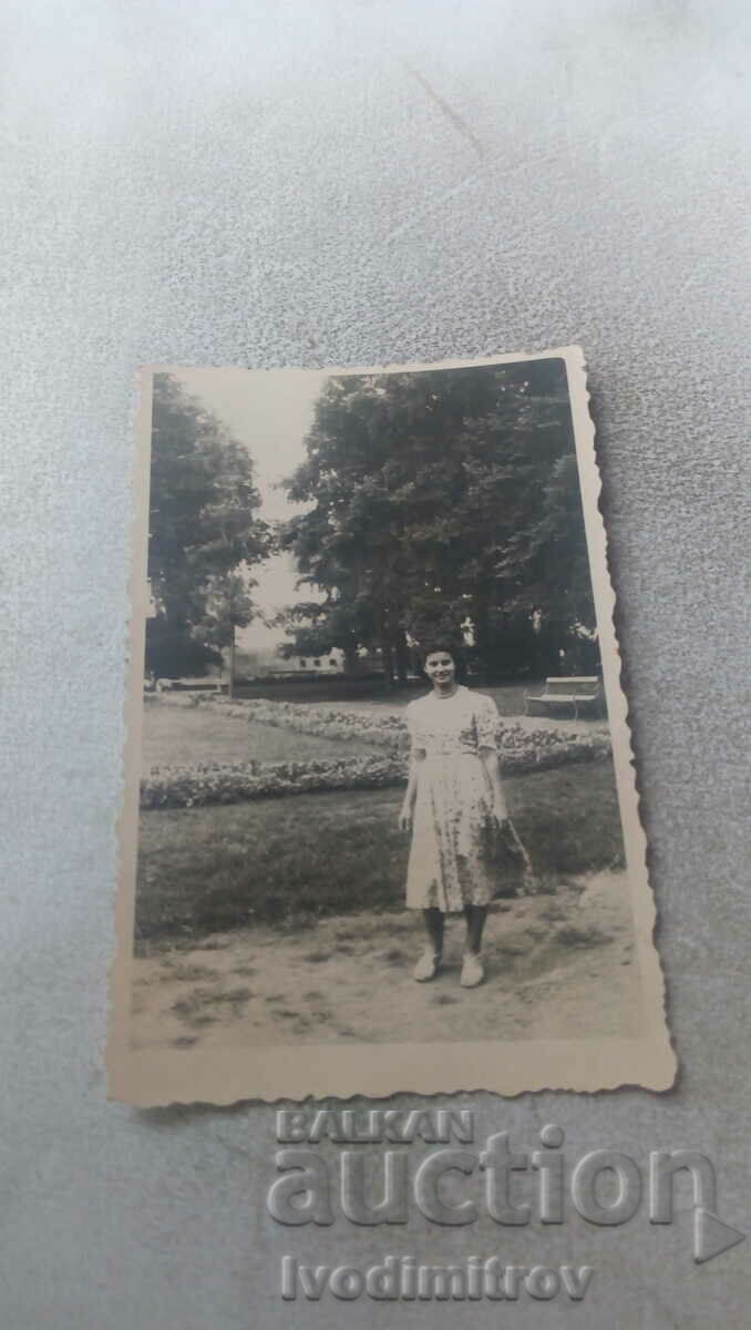 Fotografie Bankya Tânără în parc 1952