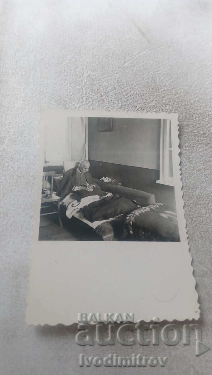 Foto Bătrân pe pat