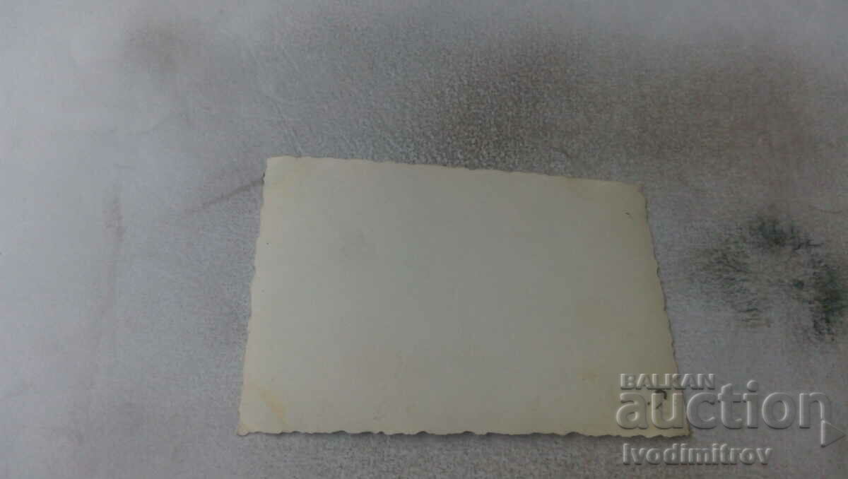 Φωτογραφία Άνδρες μπροστά από ένα μοναστήρι με τιμή 1.35 BGN | € 0.69 Φωτογραφία Άνδρες μπροστά από ένα μοναστήρι με τιμή 1.35 BGN | € 0.69