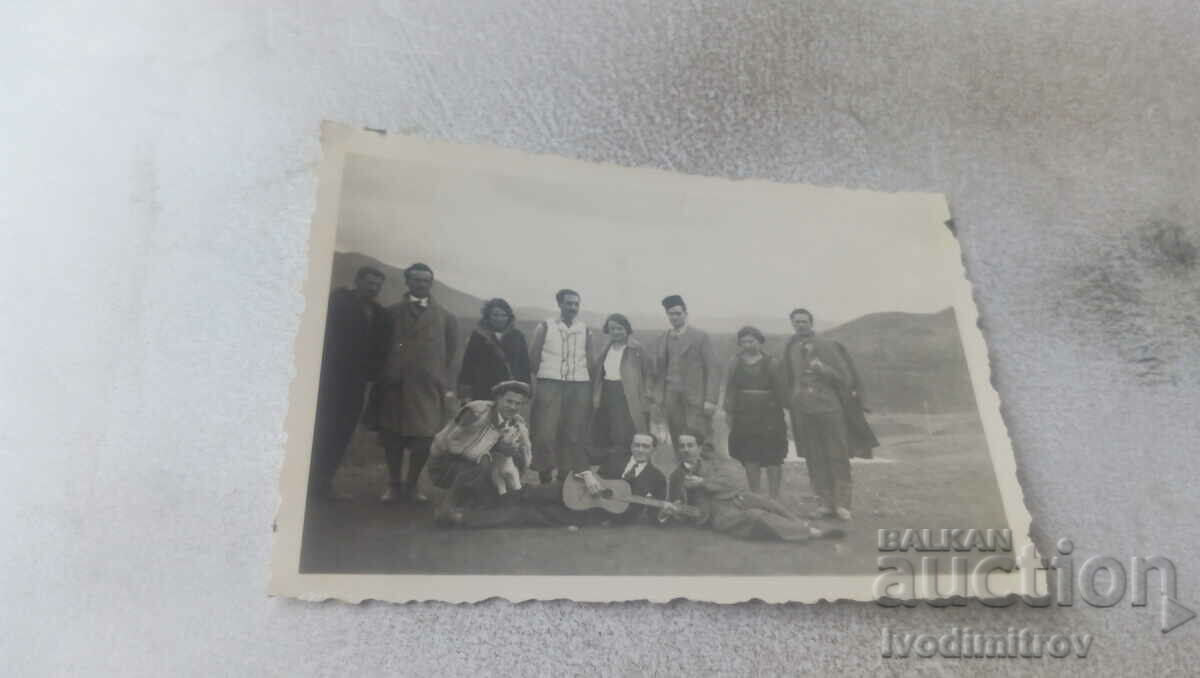 Photo Men, women and a dog on an excursion in the mountains
