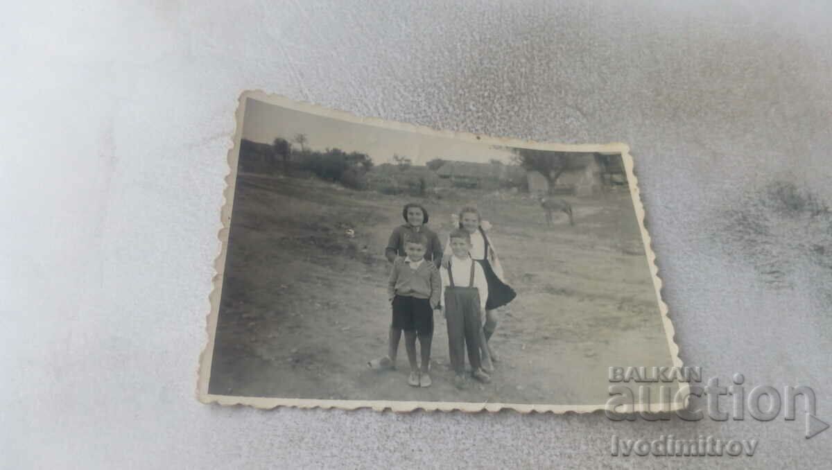 Foto Femeie doi băieți și o fată