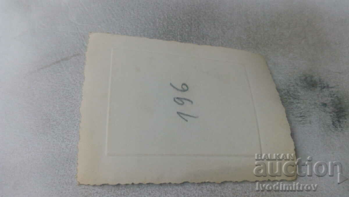 Φωτογραφία Νεαρή γυναίκα με τιμή 0.75 BGN | € 0.38 Φωτογραφία Νεαρή γυναίκα με τιμή 0.75 BGN | € 0.38