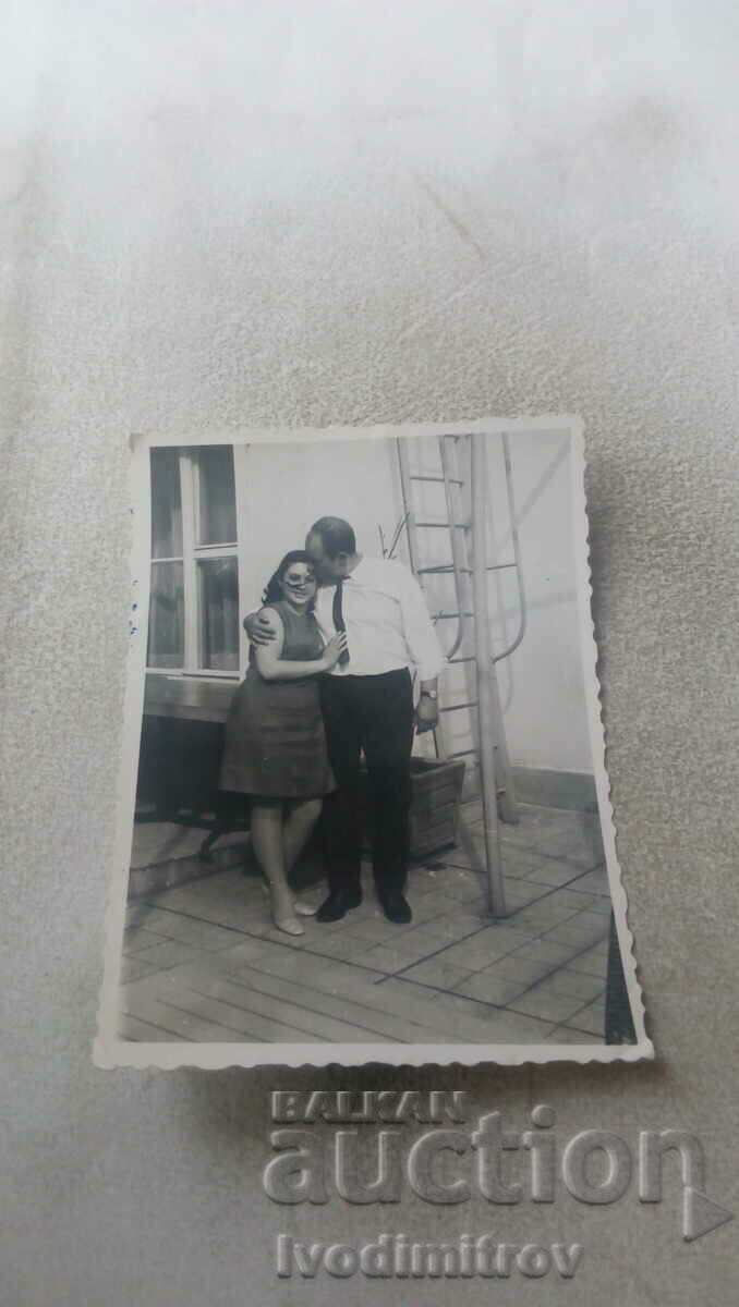 Φωτογραφία Άνδρας και νεαρή γυναίκα 1970