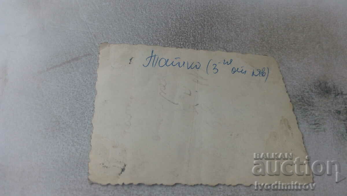 Αξιωματικοί φωτογραφιών κάτω από ένα μεγάλο δέντρο με τιμή 1.25 BGN | € 0.64 Αξιωματικοί φωτογραφιών κάτω από ένα μεγάλο δέντρο με τιμή 1.25 BGN | € 0.64