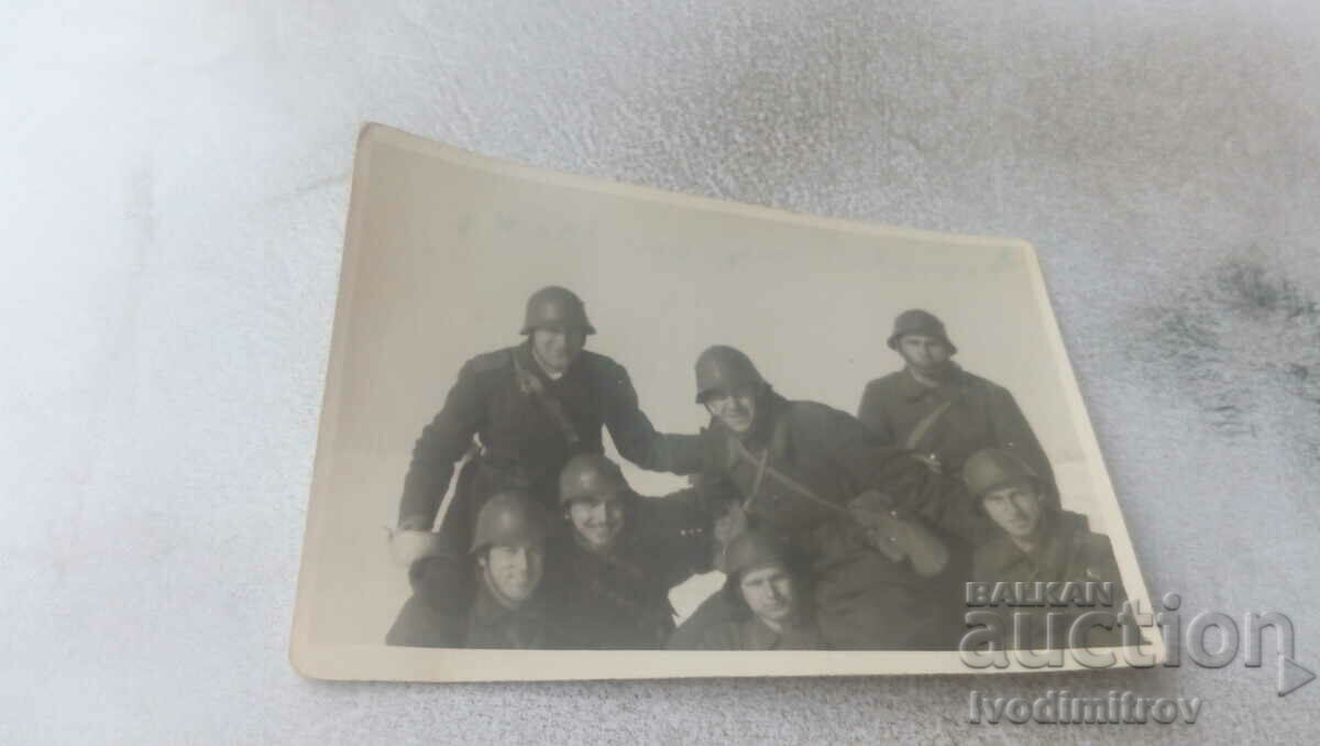 Fotografie Veliko Tarnovo Soldații cu căști 1953