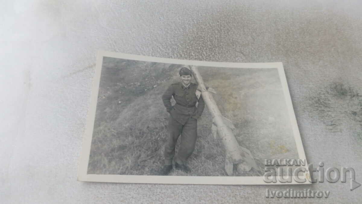 Foto Soldat cu o rachetă 1960