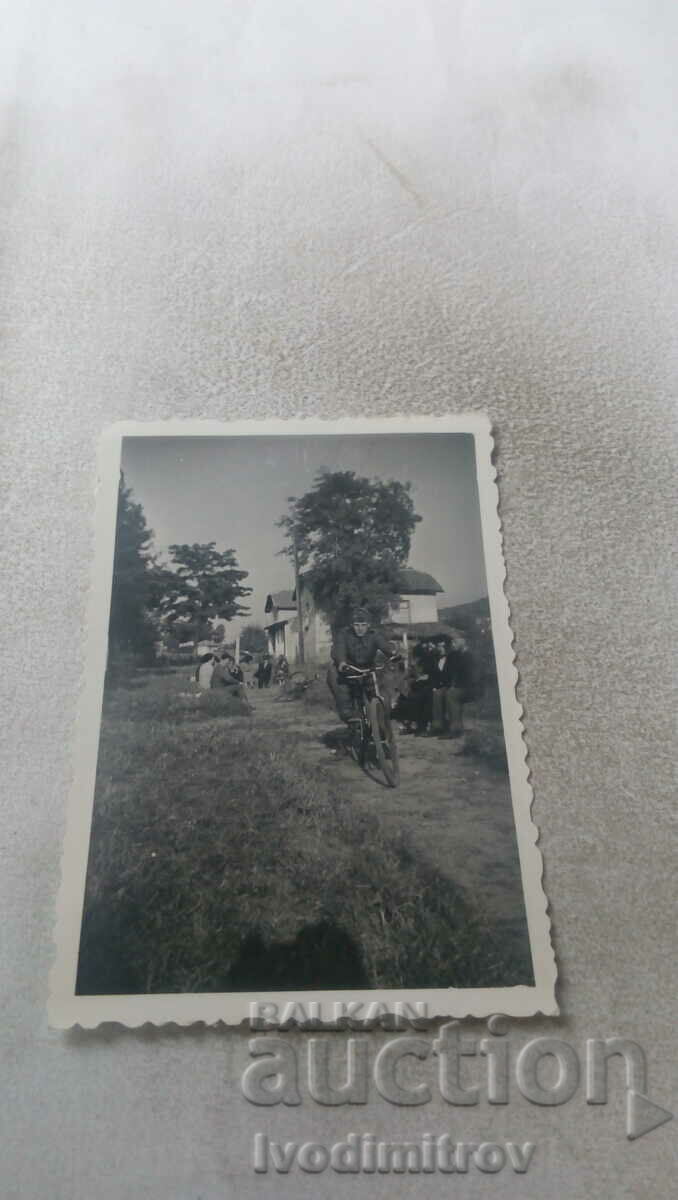 Photo Soldier with a vintage bicycle