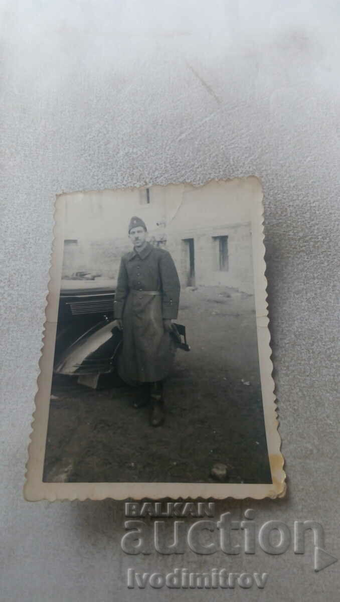 Foto Bankya Voinik lângă o mașină de epocă