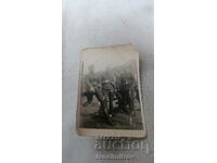 Εικόνα Πέντε στρατιώτες δίπλα σε ένα ξύλινο κιγκλίδωμα
