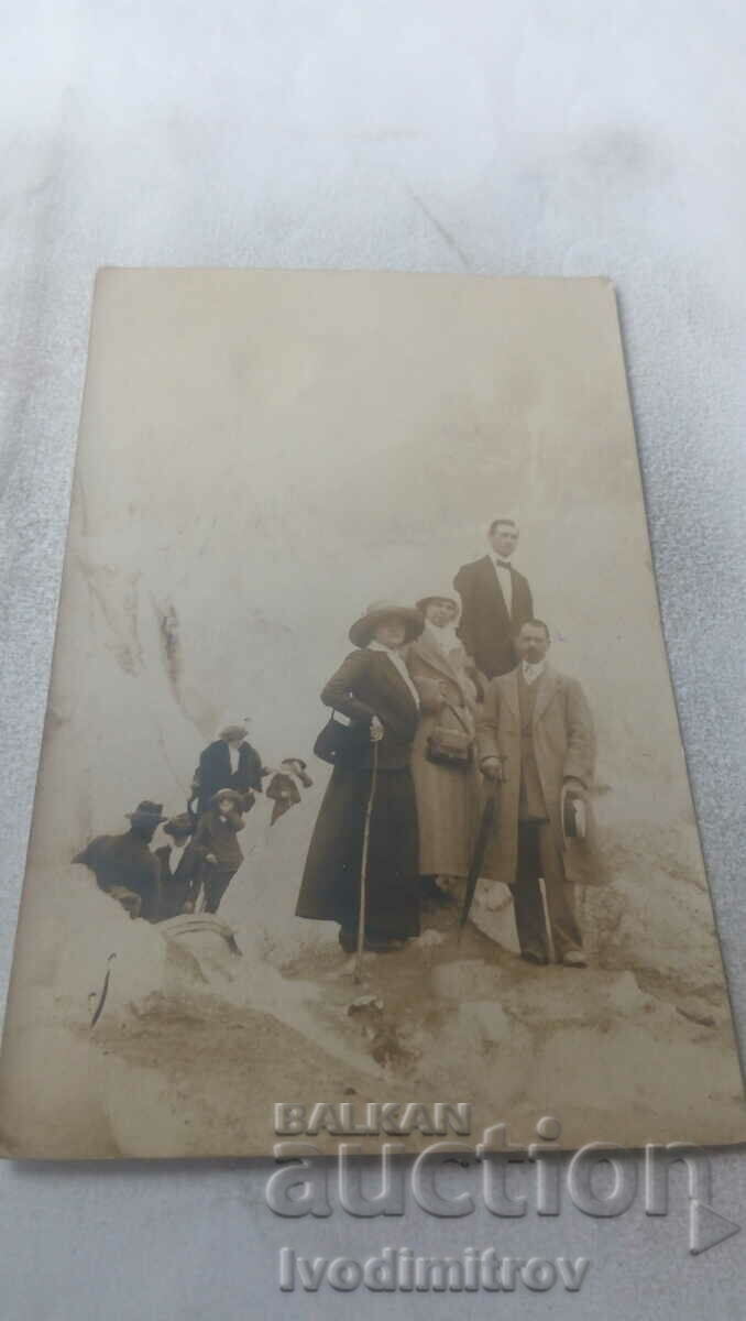 Photo Two men and two women on rocks