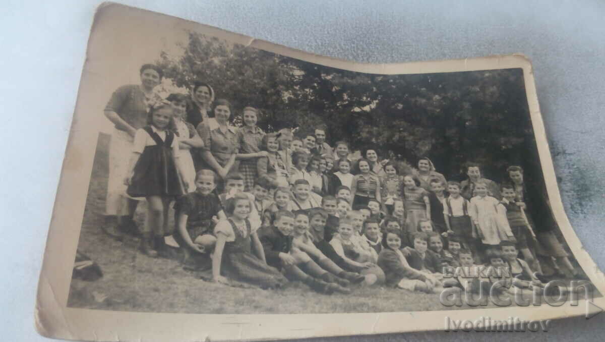 Снимка Ученици със свои учители на екскурзия до Люлин 1952