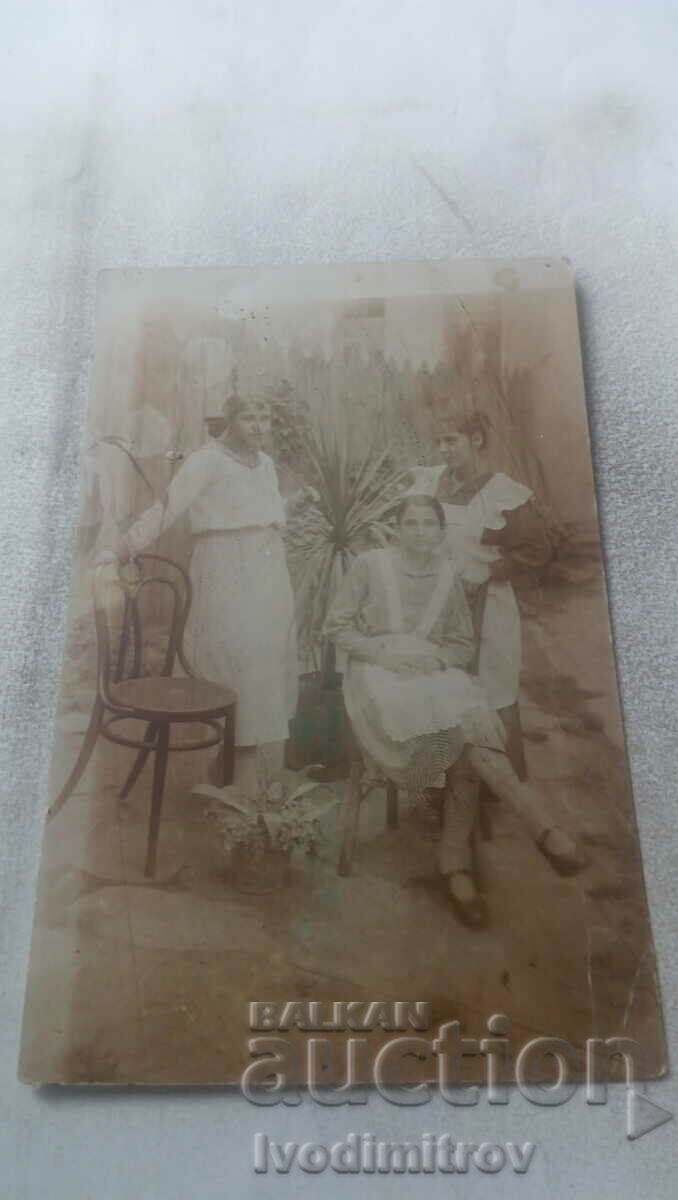 Fotografie Tătar Pazardzhika Trei fete tinere în curte 1918