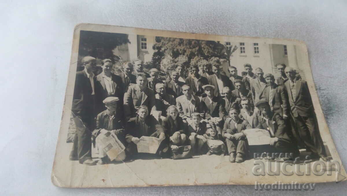 Photo Men and children with newspapers Labor case