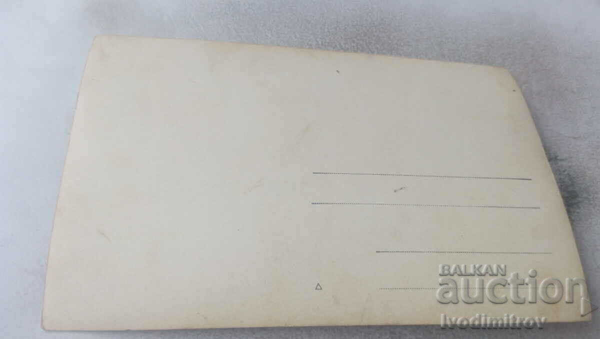 Φωτογραφία Άνδρες γυναίκες παιδιά και δύο αγελάδες στην αυλή με τιμή 2.65 BGN | € 1.35