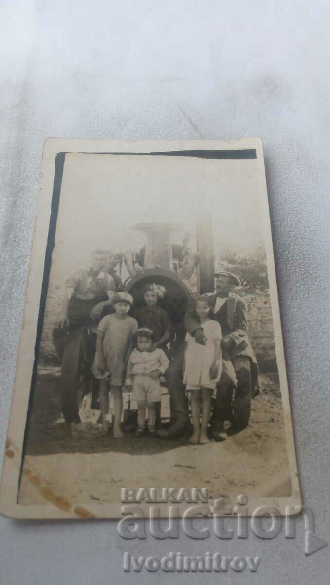 Κα Άνδρας κορίτσι και αγόρια μπροστά από μια vintage ξυλουργική μηχανή