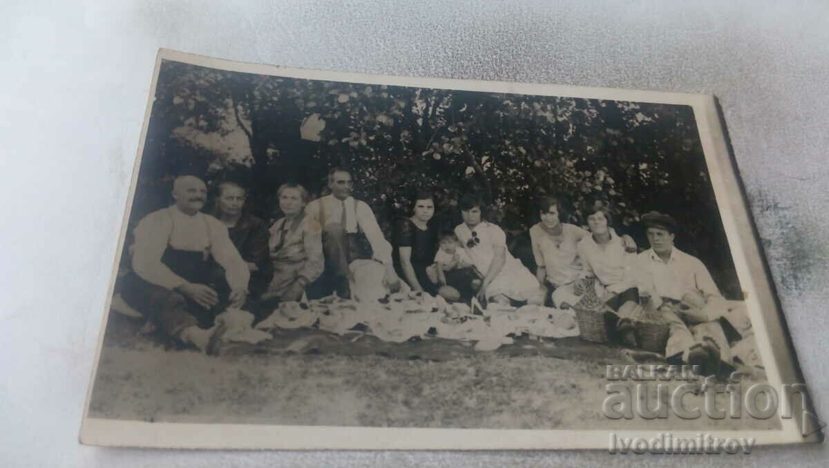 Picture Men, women and a little boy on a picnic