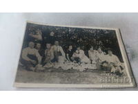 Imagine Bărbați, femei și un băiețel la picnic