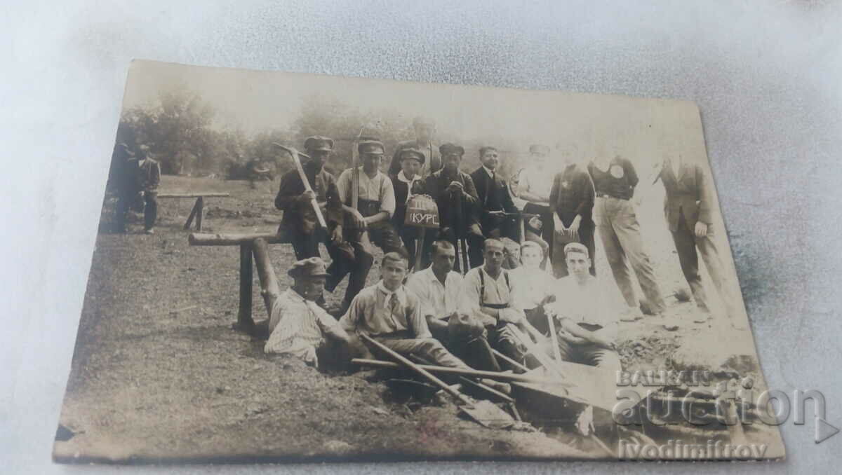 Photo III year students with picks and shovels of a brigade