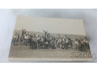 Poza Bărbați pe măgari cu pălării ridicate și două fete