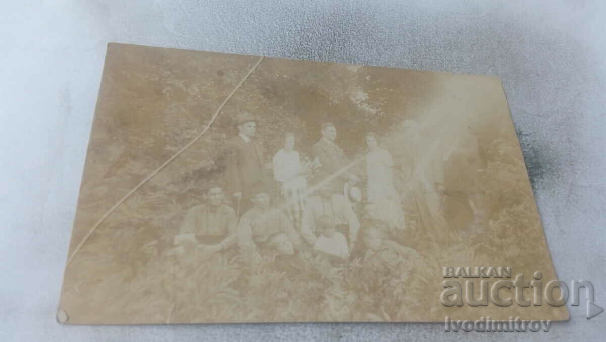 Fotografie Papazlii Bărbați, femei și copii în pădure 1926