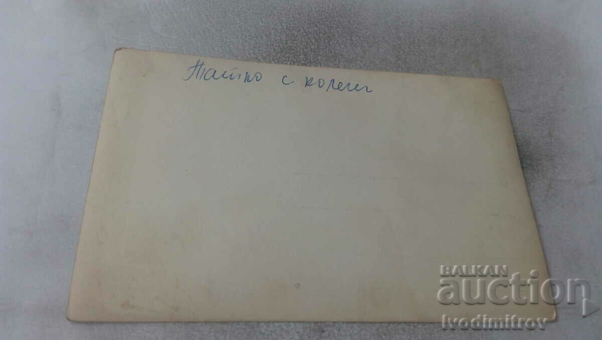 Φωτογραφία Τέσσερις άνδρες μπροστά από μια καμπίνα στο δάσος με τιμή 1.65 BGN | € 0.84